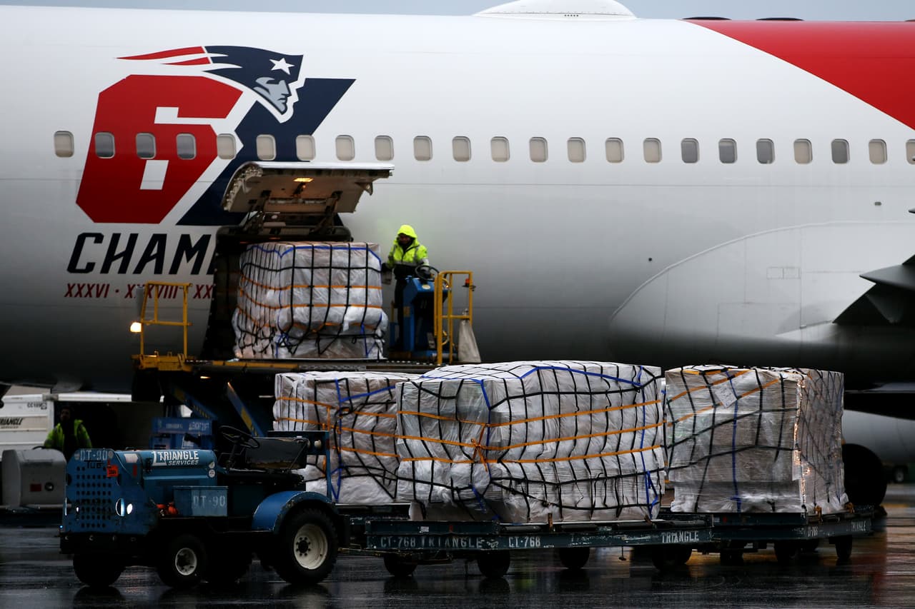 Hace un par de días, los Patriots, único equipo de la NFL con avión propio, apoyaron al gobierno de Estados Unidos, principalmente al estado de Boston con material de alta calidad proveniente de China.