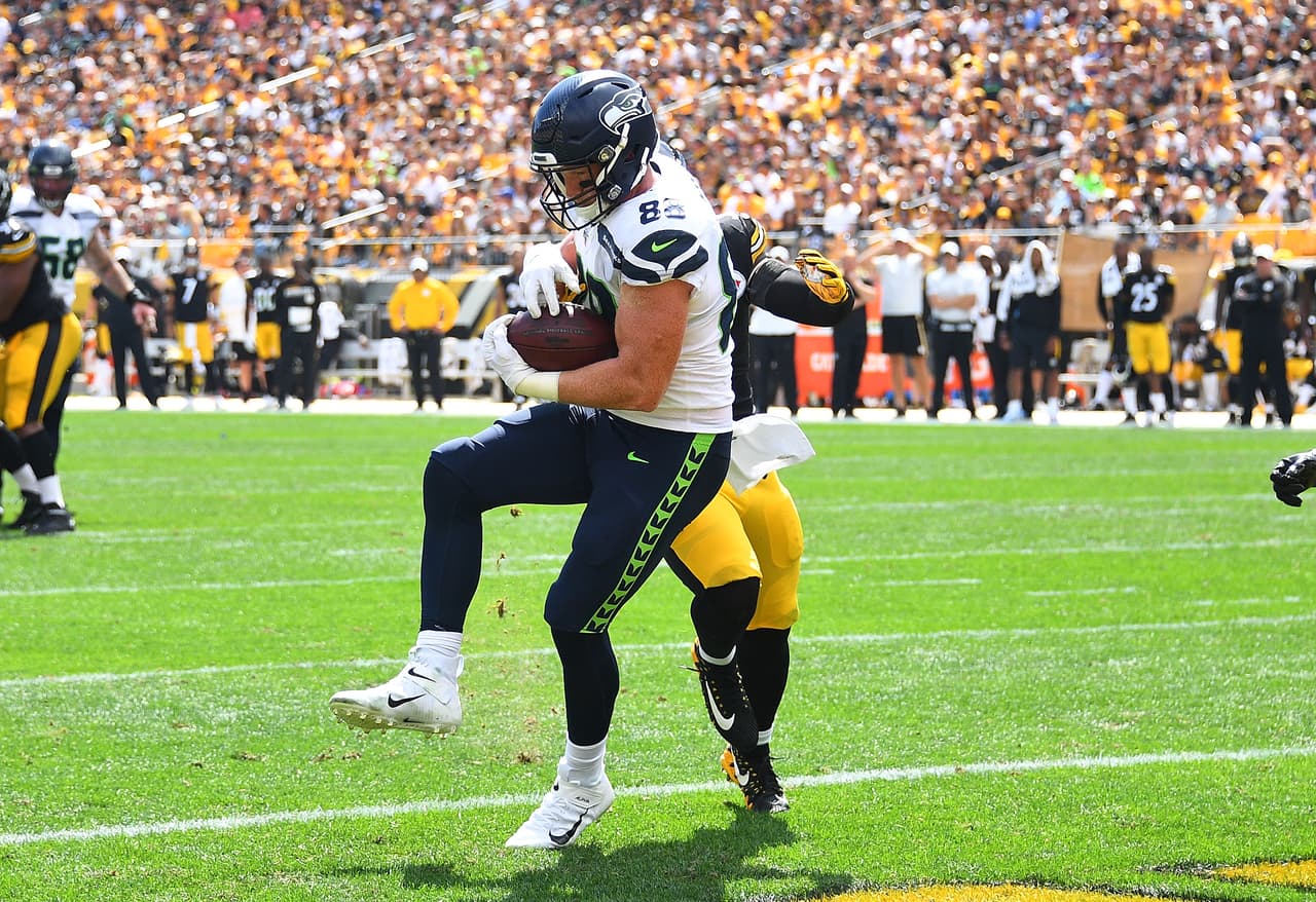 Will Dissly #88 de Seattle Seahawks atrapa un pase de touchdown.