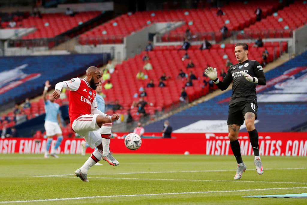 Lacazzette penetraba el arco del Manchester City a los 13’, pero el tanto fue anulado por fuera de lugar.