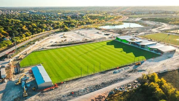 Austin FC estrenó oficialmente hoy el St. David's Performance Center, su nuevo centro de entrenamiento, valorado en 45 millones de dólares.
<br>