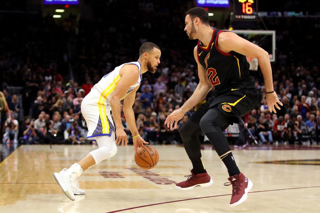 Stephen Curry tuvo una primera mitad infame, de solo dos puntos, pero habría de recuperarse en el encuentro, con su sangre fría que le caracteriza para jalar del gatillo con sus triples.