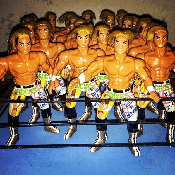 Su fama, tanto en México como en Estados Unidos, va tan en aumento que en los alrededores de los recintos se venden estas figuras del luchador.