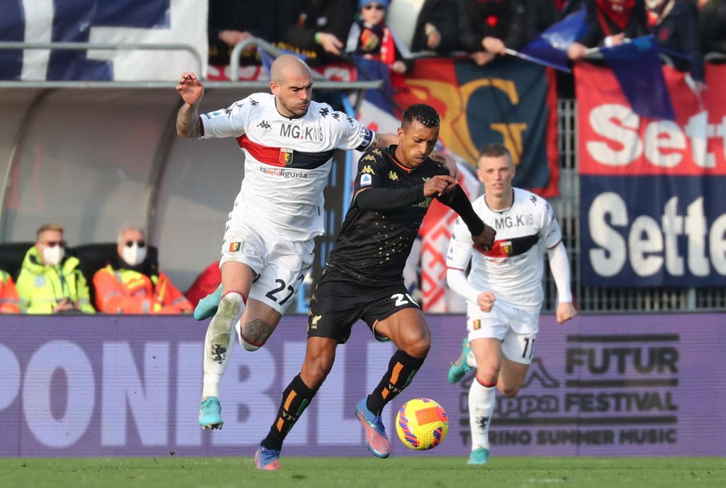 Genoa y Venezia empatan 1-1 durante la Jornada 26 en la Serie A.Thomas Henry abrió el marcador al minuto 13’ a favor de los locales, pero Caleb Ekuban se encargo de igualar el marcador al 29’. El mexicano Johan Vásquez inició como titular, pero tras una tarjeta, ya no salió para la segunda mitad.