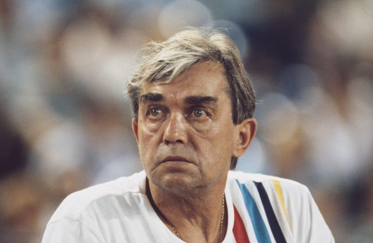 9. Ernst Happel (Austria) - Uno de los mejores entrenadores de Europa desde la década del 60 hasta l del 90. Fue uno de los primeros en ganar la Copa de Europa con dos clubes diferentes (Feyenoord y Hamburgo). Además, consiguió la Intercontinental así como las Ligas de Austrua, Holanda y Bélgica.