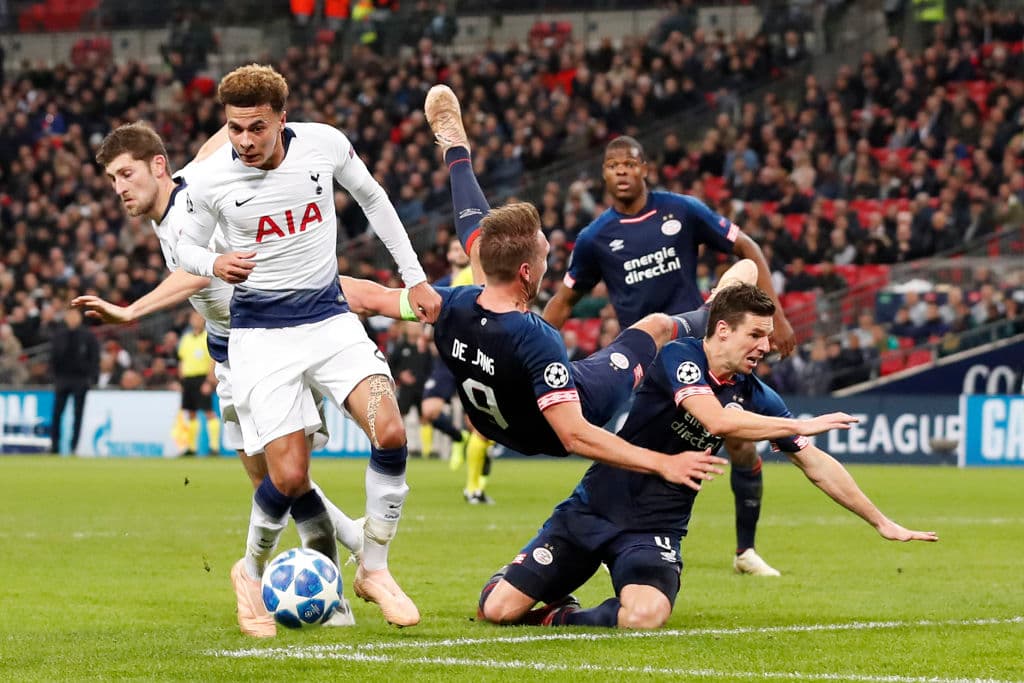 Un doblete de Harry Kane le permitió al Tottenham defender su casa con éxito y obtener su primera victoria en la Champions recién en la cuarta jornada, 2-1 sobre PSV.