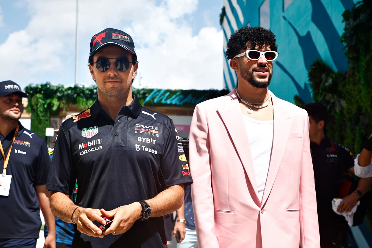 <h3 class="cms-H3-H3">Checo Pérez y Bad Bunny </h3>
<br>
<br>El piloto mexicano Checo Pérez se llevó toda la atención del público, en el evento de la Fórmula 1, el ‘Gran Premio de Miami’, pasó un largo tiempo charlando con el ‘Conejo Malo’. Sergio Pérez se llevó uno de los premios más importantes de la tarde, pasar un tiempo con Bad Bunny, previo a que iniciara la carrera.