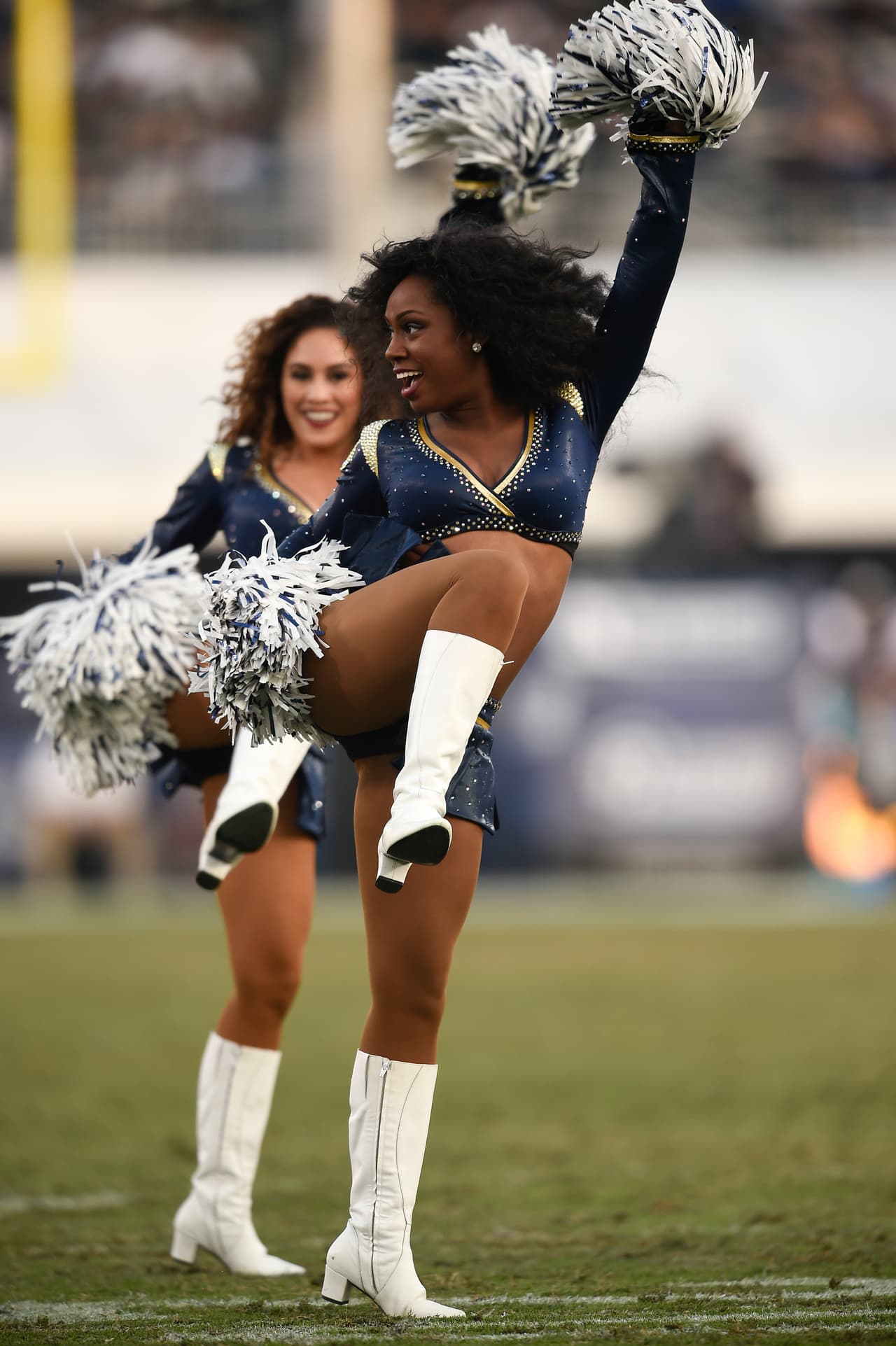 La Semana 12 de la NFL tuvo en la belleza y energía de las porristas en los estadios ese ingrediente perfecto para darle un color especial al fútbol americano estadounidense.