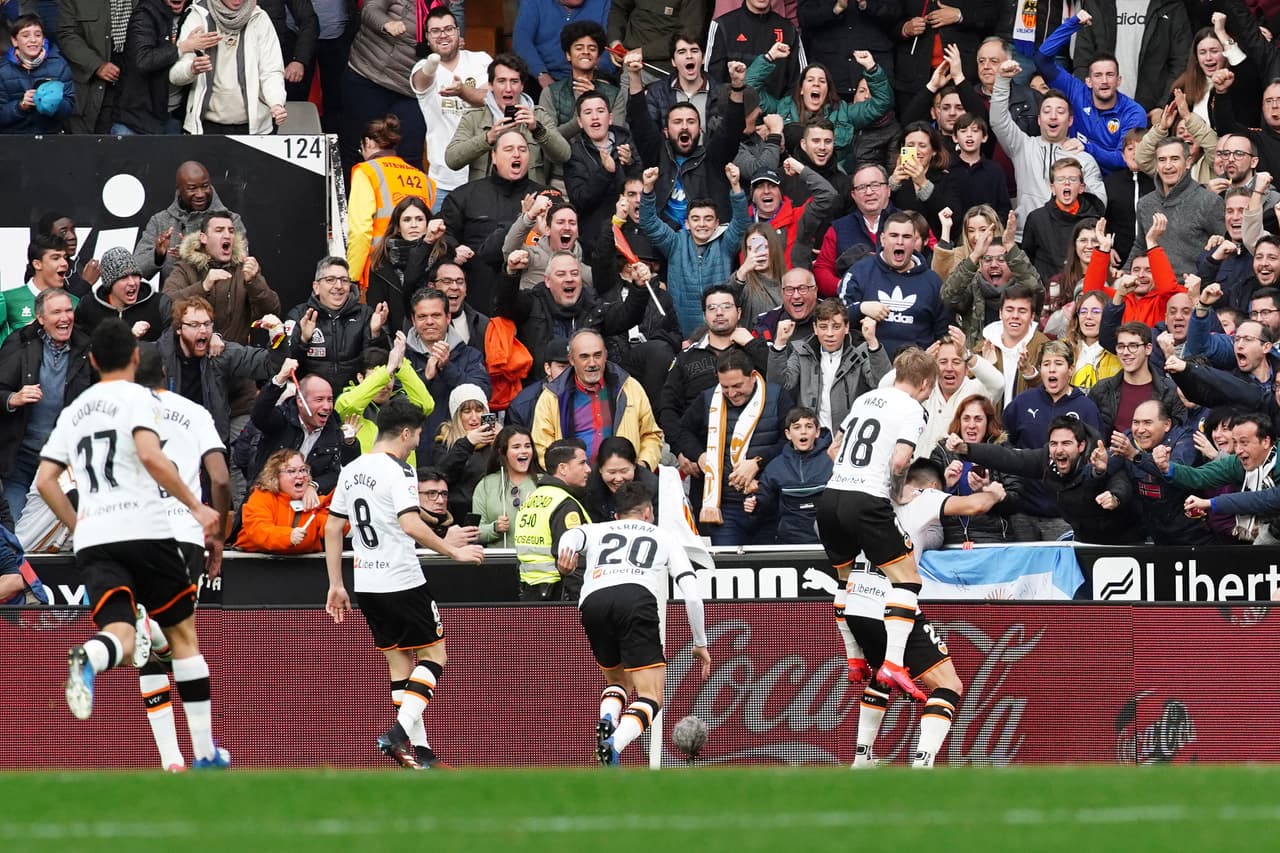Jordi Alba (48’) abrió el marcador y Gómez (77’) marcó el gol que definió el encuentro.