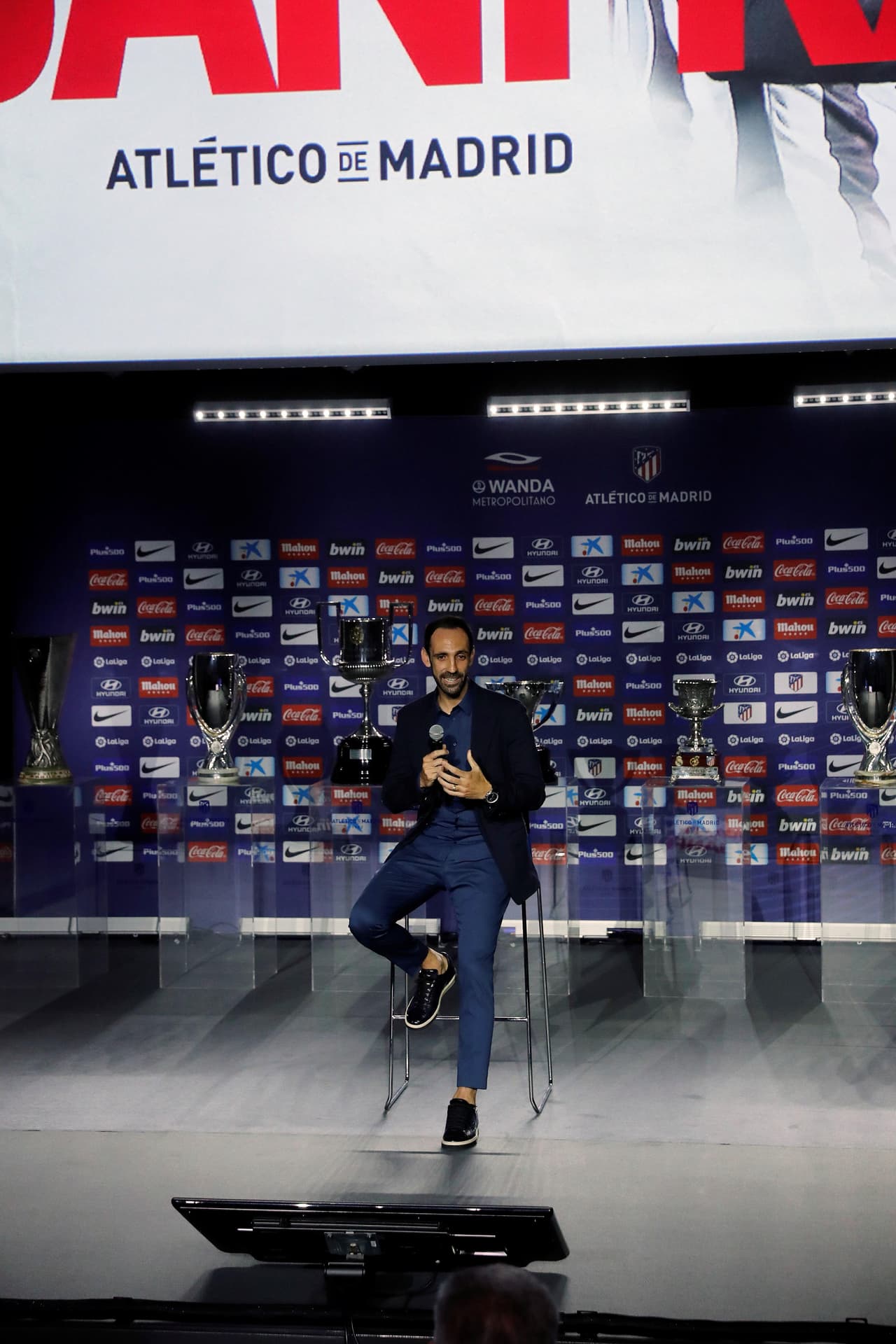 Este jueves, en una emotiva conferencia de prensa, Juanfran Torres dijo adiós a su etapa como jugador del Atlético de Madrid asegurando que volverá pronto por todo lo que le dio el club en su carrera profesional. El lateral, que aún no confirma su próximo destino, se marcha con siete títulos entre los cuales hay una Liga y dos Europa League.