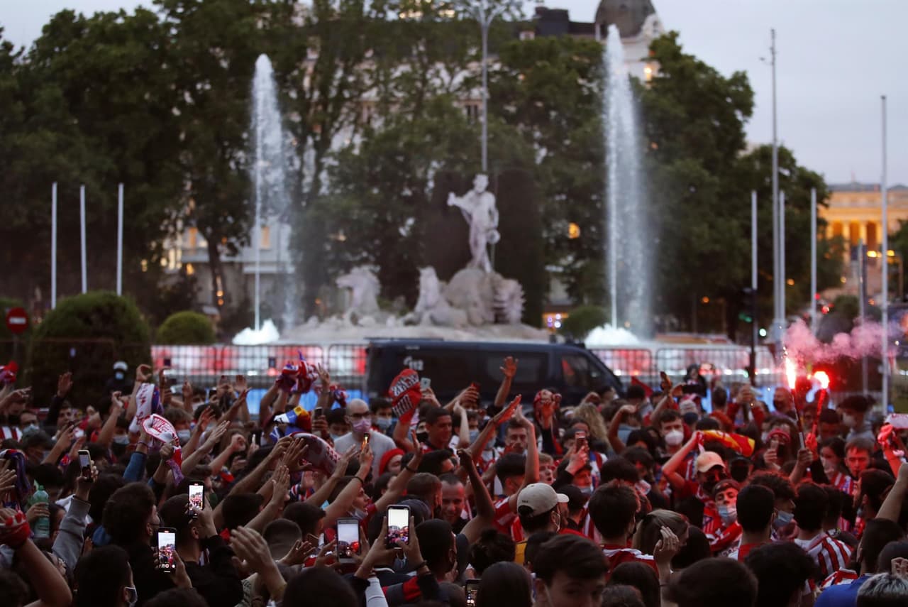 Centenares de aficionados del Atlético de Madrid se reunieron en la fuente de Neptuno para celeberar el título liguero conseguido por el club.