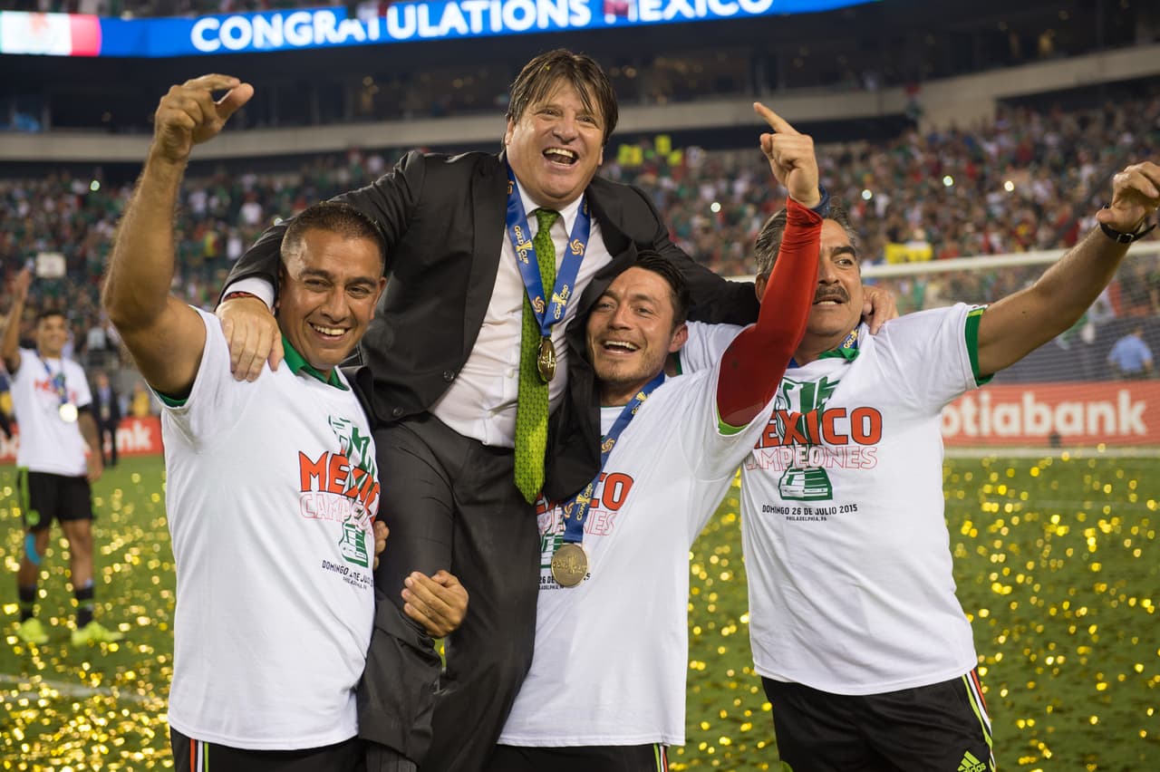 Miguel Herrera fue el último mexicano en el Tri en levantar el título, específicamente en 2015
