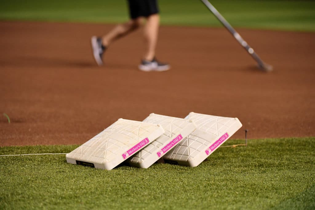 Con mensajes en el rostro, en los zapatos, con guenteletas, muñequeras, guantes, bates y detalles en las bases y otras señales, los peloteros en las Ligas Mayores celebraron el Día de las Madres tiñendo los diamantes de Major League Baseball de rosa.