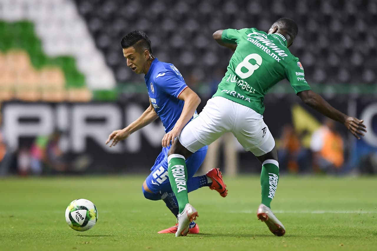 Pero la ventaja le dio confianza al León y también, aunque recularon levemente, estaban bien organizados en su terreno, esperando al ansioso Cruz Azul.