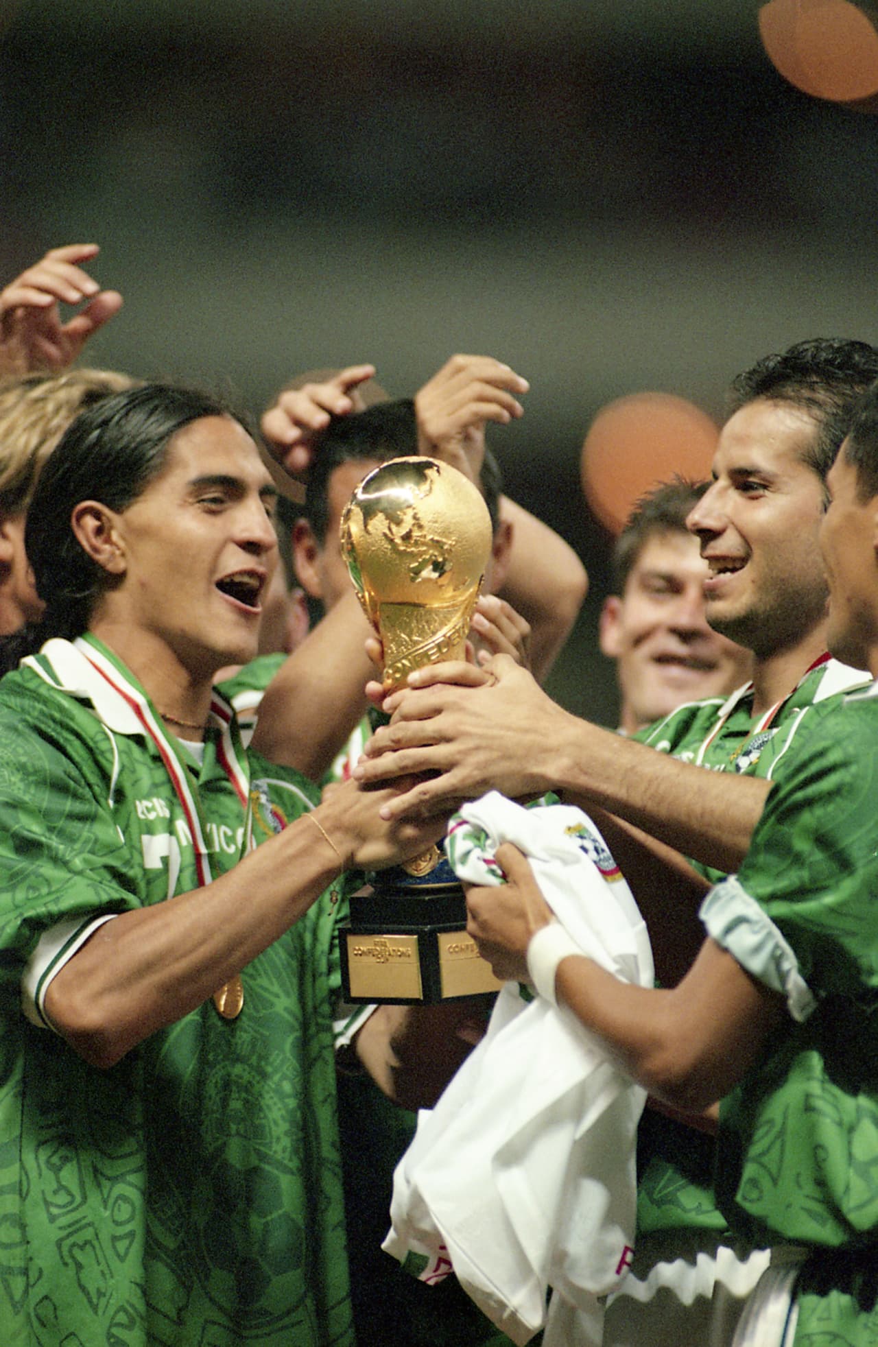 Copa Confederaciones 1999: la selección mexicana de fútbol consiguió un título histórico para el país aquel año. El torneo se jugó en casa y el Tri superó a Brasil por 4-3 en el Estadio Azteca gracias a los goles de Miguel Zepeda, José Manuel Abundis y Cuauhtémoc Blanco.