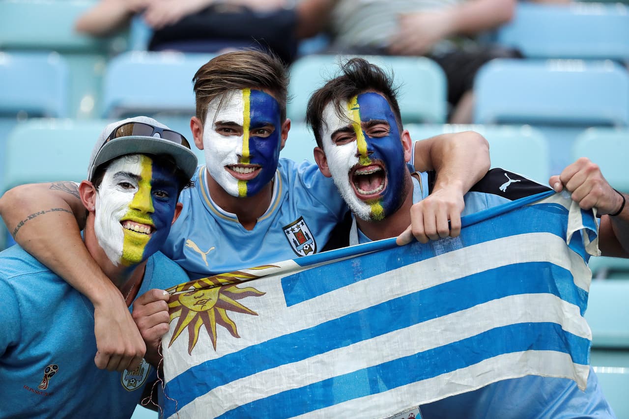Los seguidores llegaron al Fisht Stadium en Sochi para disfrutar y mostrar su alegría en el partido entre Uruguay y Portugal, el segundo de las llaves de octavos de final del Mundial de Rusia 2018.