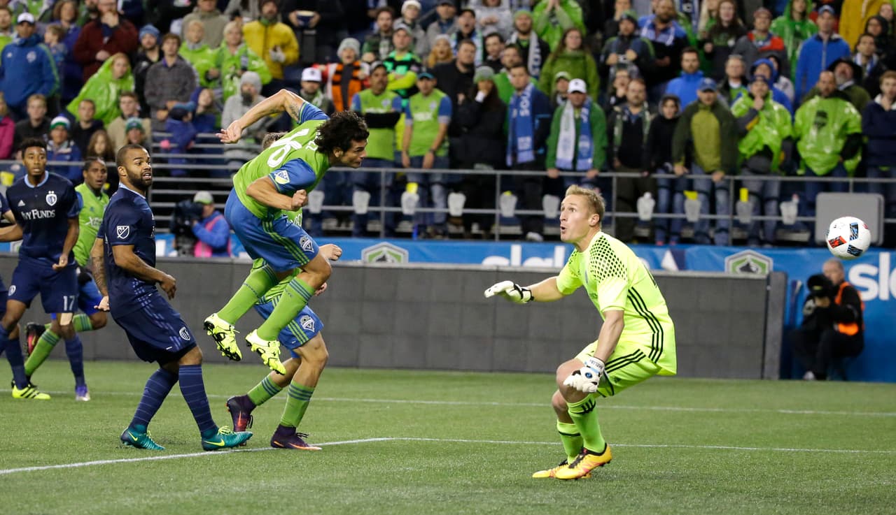 El paraguayo Valdez, en una jugada en la que estaría en fuera de juego, anotó al minuto 88 el tanto del triunfo de Seattle.