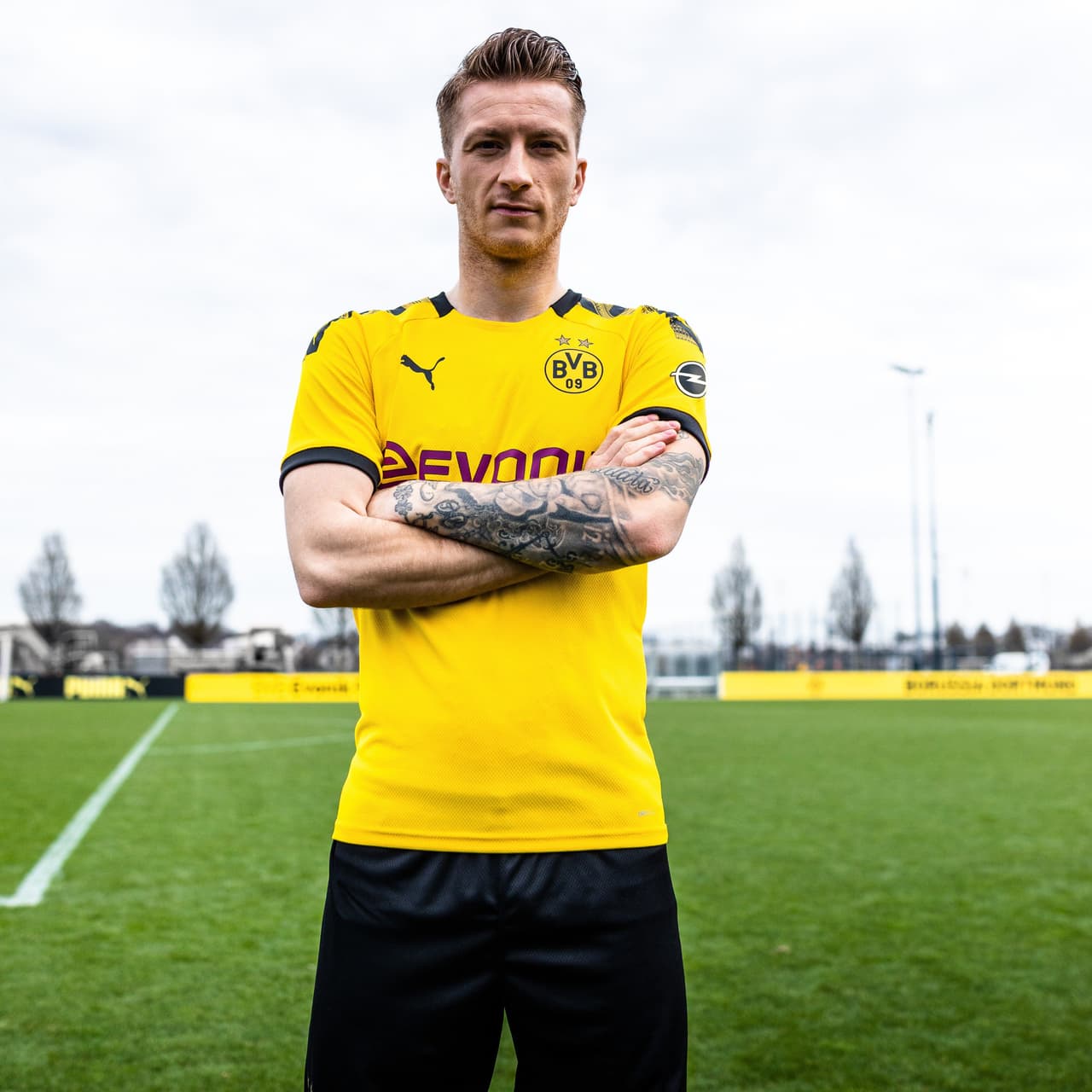 Borussia Dortmund realizó el lanzamiento de su nueva playera (con las tres de portero) para la siguiente temporada la cual usará por primera vez ante Borussia Monchengladbach en el cierre de la Bundesliga. El diseño abandona las mangas negras y regresa a una franja de ese color sobre los hombros con patrones. Además, celebra los 110 años del club con una frase en el cuello: "Ayer, hoy, mañana, para siempre".
