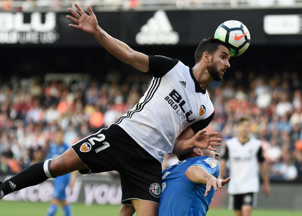 El lateral Martín Montoya dejaría las filas del Valencia CF para integrarse al Real Betis. El catalán llegaría a cambio de la contratación del italiano Cristiano Piccini, quien llegaría al Valencia.
