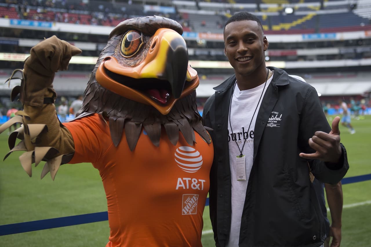 Michael Davis, cornerback de Los Angeles Chargers, confesó su gusto por América en su visita al estadio Azteca para promocionar el juego de NFL de su equipo contra los Kansas City Chiefs el 18 de noviembre en ese escenario.