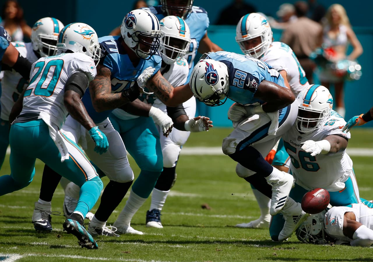 Los Titans no caminaban tampoco. DeMarco Murray fue limitado a 58 yardas y luego, una recepción de touchdown de Delanie Walker fue anulada por interferencia de pase en Jonnu Smith.