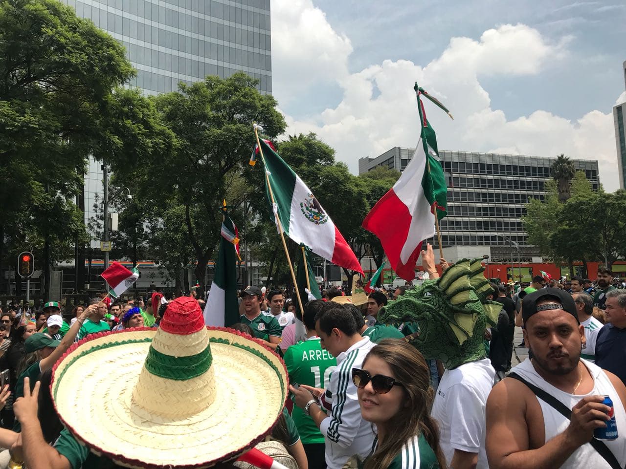Los hinchas mexicanos se reunieron en el monumento del Ángel de la Independencia para celebrar un triunfo que pone de líder a México en el grupo F y lo pone a soñar con octavos de final del Mundial.