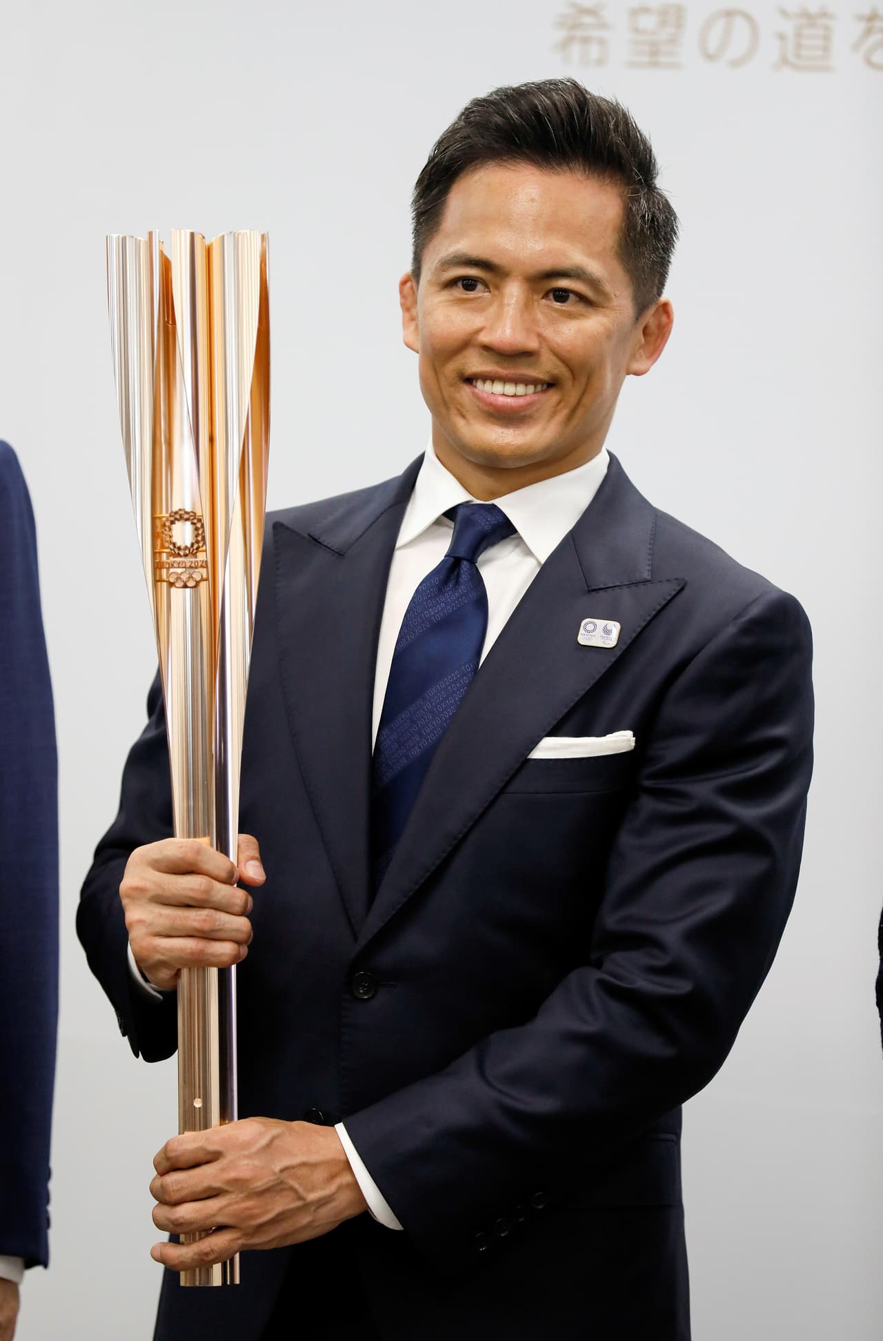 La antorcha de Tokio 2020 fue presentada en una ceremonia en Japón, con Tadahiro Nomura, tricampeón olímpico de judo, como protagonista.