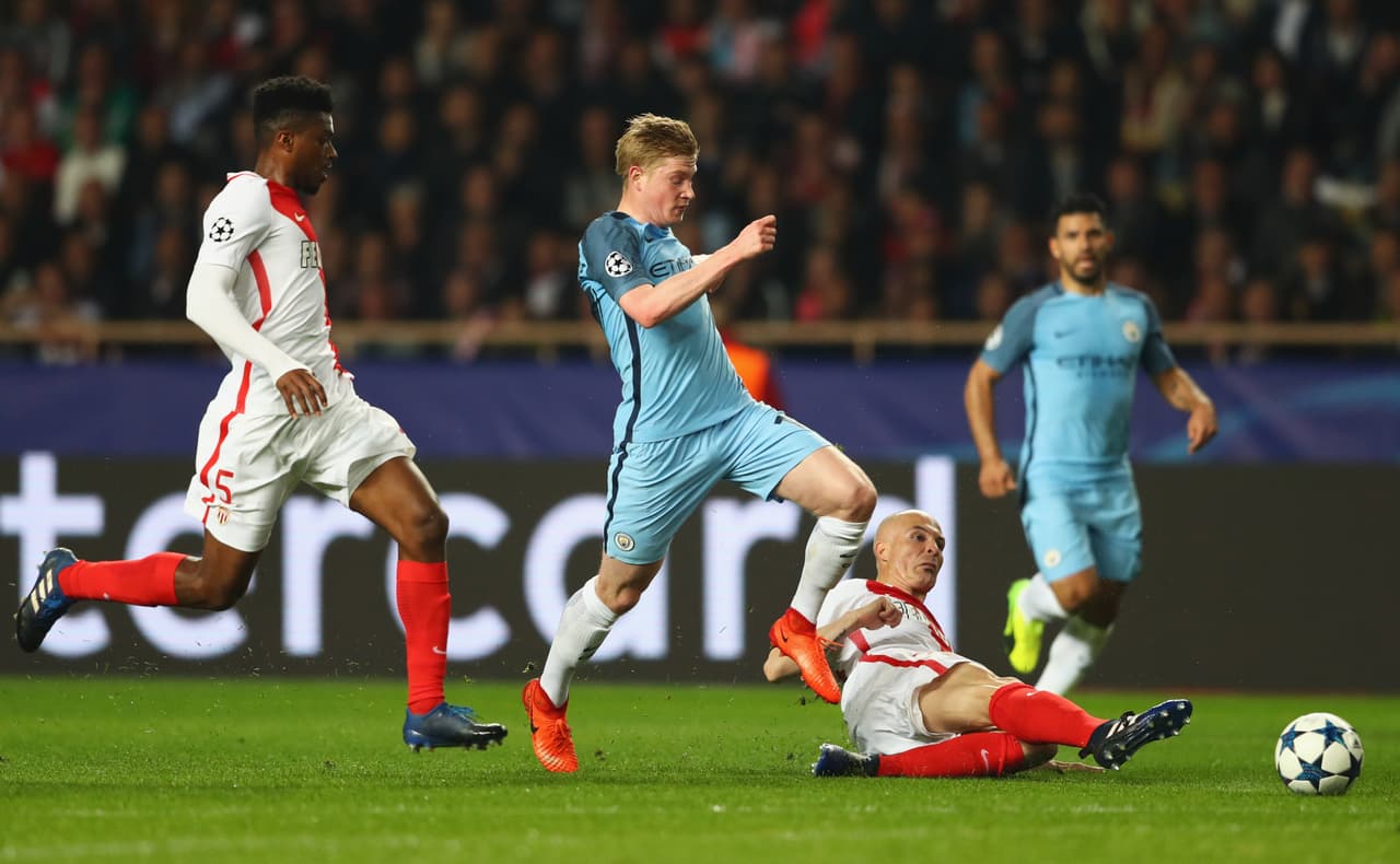 Kevin De Bruyne, una de las joyas del City, no pudo con la defensa local en todo el primer tiempo. Aunque no fue el único, de hecho, el equipo inglés no pateó al arco en los primeros 45 minutos.