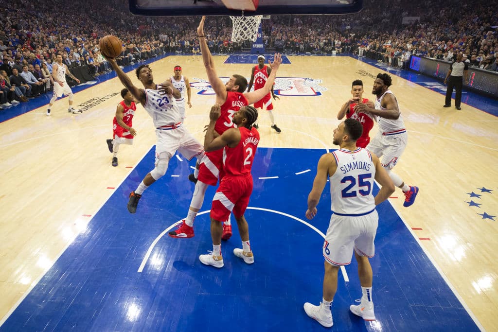 Los Philadelphia 76ers se negaron a ser eliminados en casa al vencer 112-101 a los Toronto Raptors en el Juego 6 de su serie de Playoffs de segunda ronda en la Conferencia del Este en la NBA y con esto forzaron al séptimo y definitivo encuentro, que habrá de jugarse el domingo próximo. Jimmy Butler anotó 25 puntos y Ben Simmons aportó 21 para que los Sixers alarguen la serie en Canadá.