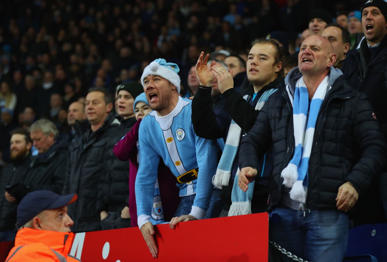 Los aficionados de Manchester llegaron al centro de Inglaterra para acompañar a su equipo una vez más.