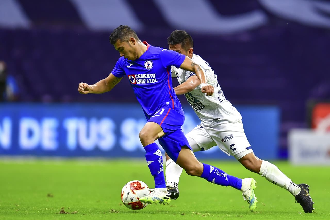 Orbelín continúa intentando penetrar, pero la defensa de los Tuzos cortan todas sus jugadas.