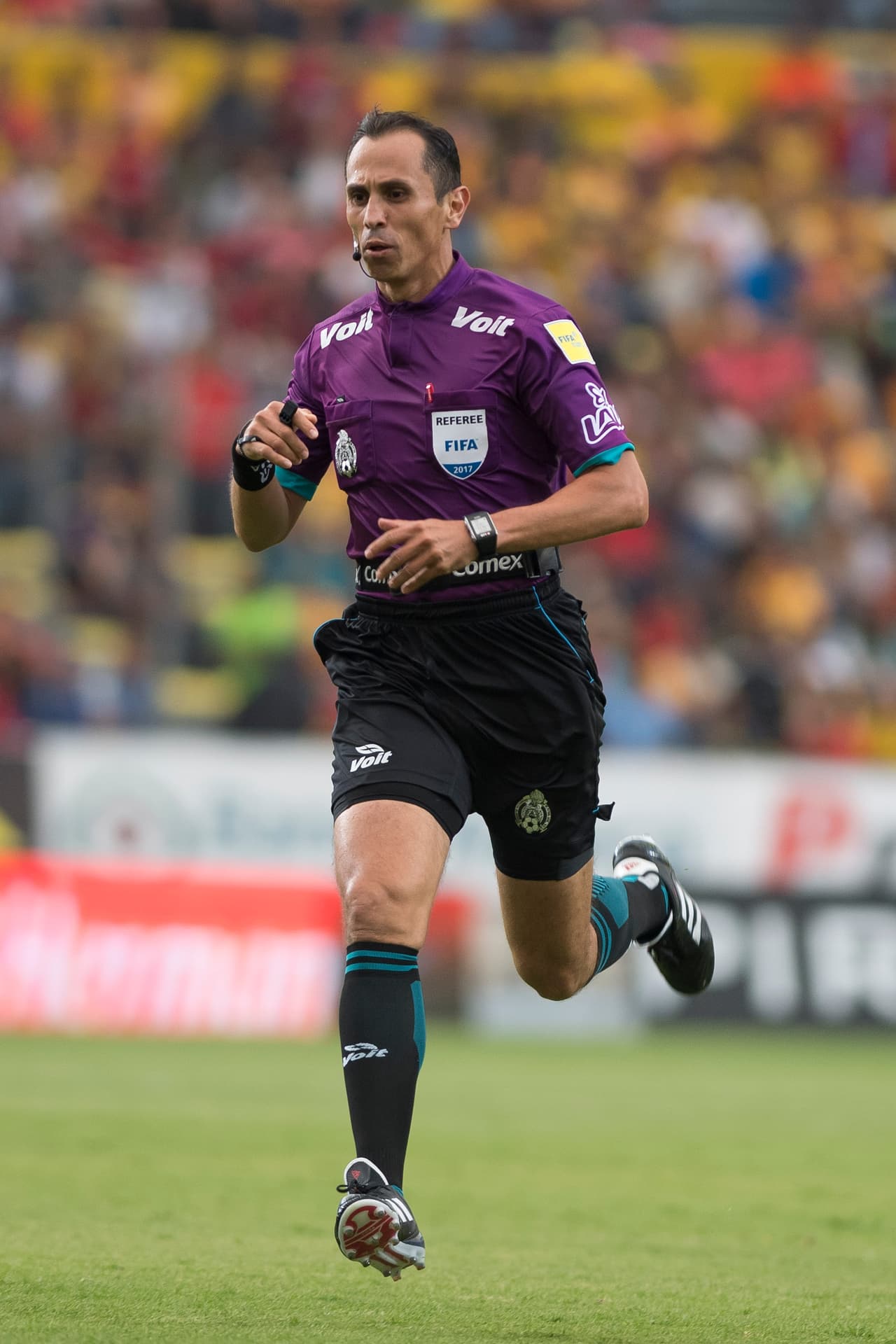 Luis Enrique Santander fue el árbitro del encuentro. Requirió de 4 tarjetas amarillas y anuló un gol a Raúl Ruidíaz en los primeros minutos del encuentro.