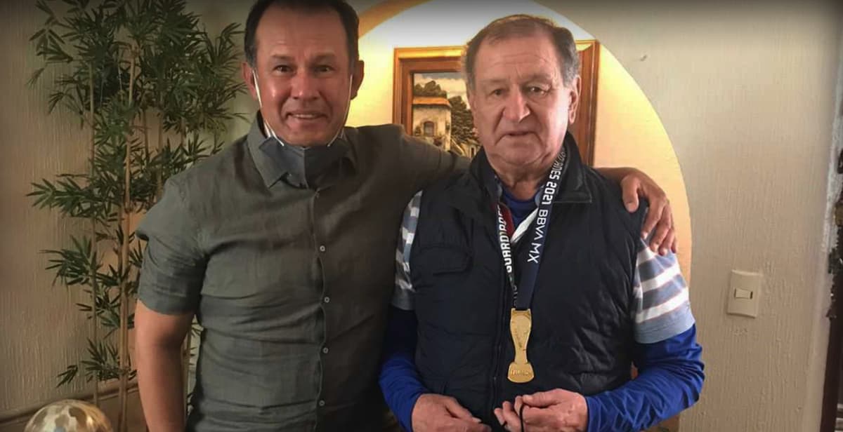 Juan Reynoso entrega medalla de campeón a Enrique Meza