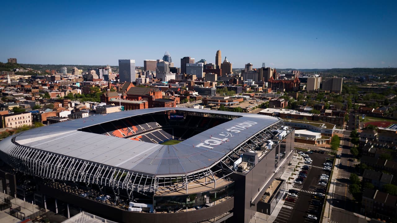 Con aforo para 26 mil espectadores, el TQL Stadium brilla en el centro de la ciudad de Cincinnati, Ohio.
<br>