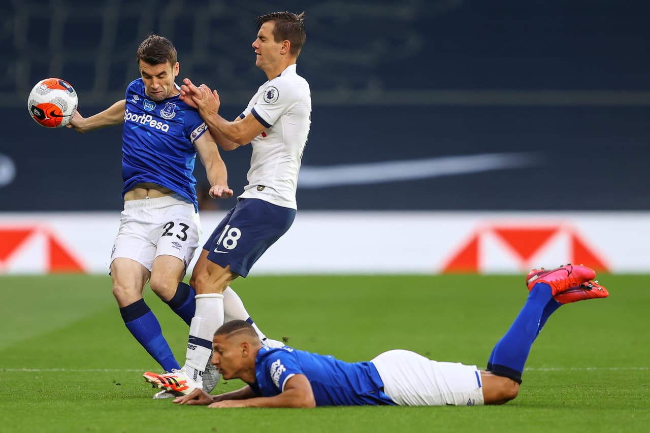 Giovani Lo Celso no se puede frenar en la carrera y termina llevandose de frente al delantero Richarlison.