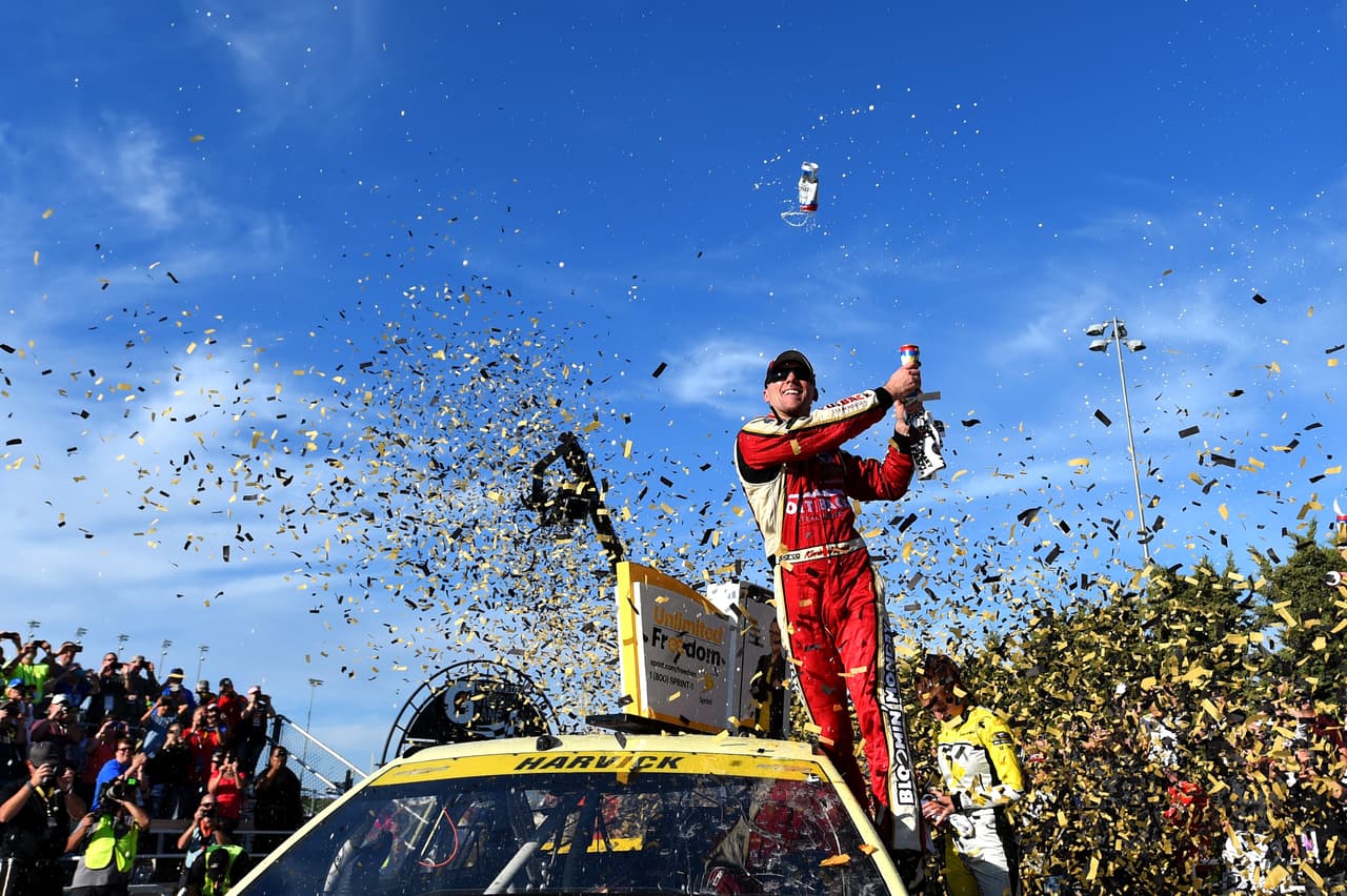 Kevin Harvick, piloto del Chevrolet Outback, celebró en el podio tras ganar la Copa Sprint de NASCAR Hollywood Casino 400 en el Kansas Speedway. Jimmie Johnson es líder de la general, mientras Harvick subió siete puestos, al séptimo.