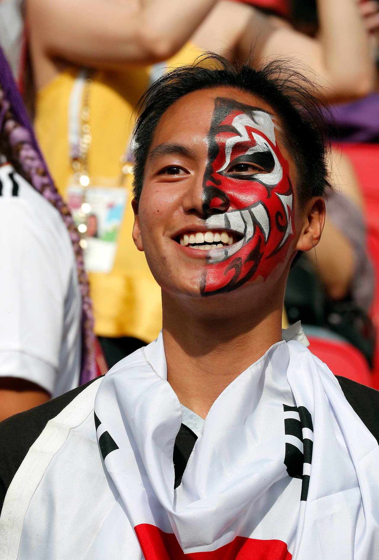 Kazan (Russian Federation), 27/06/2018.- A South Korea's fan cheers for his team during the FIFA World Cup 2018 group F preliminary round soccer match between South Korea and Germany in Kazan, Russia, 27 June 2018. (RESTRICTIONS APPLY: Editorial Use Only, not used in association with any commercial entity - Images must not be used in any form of alert service or push service of any kind including via mobile alert services, downloads to mobile devices or MMS messaging - Images must appear as still images and must not emulate match action video footage - No alteration is made to, and no text or image is superimposed over, any published image which: (a) intentionally obscures or removes a sponsor identification image; or (b) adds or overlays the commercial identification of any third party which is not officially associated with the FIFA World Cup) (Mundial de Fútbol, Corea del Sur, Rusia, Alemania) EFE/EPA/SERGEY DOLZHENKO EDITORIAL USE ONLY