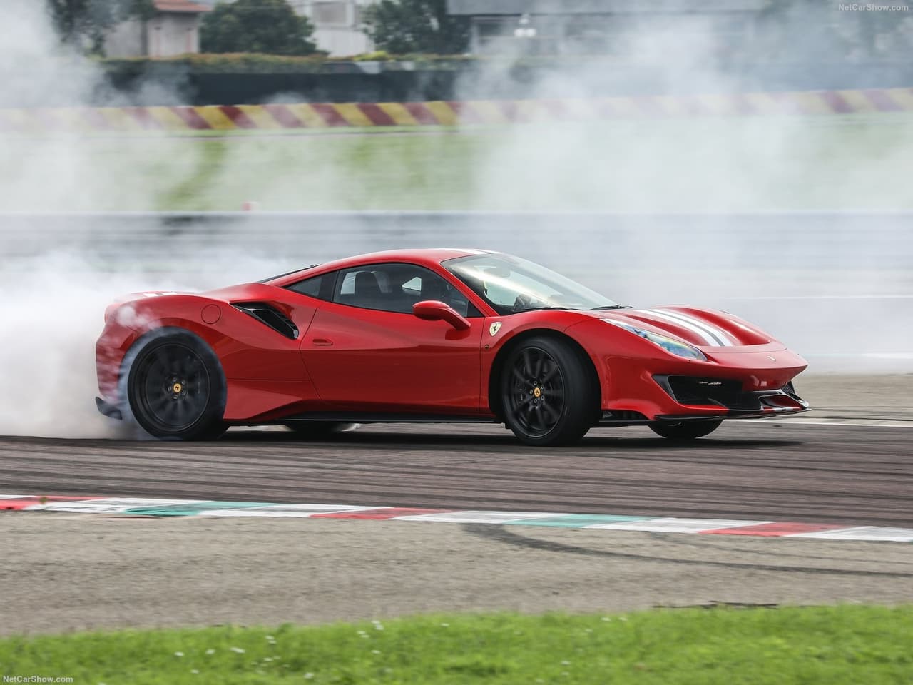 Hace unos años, salió a la luz un informe que decía que entre las posesiones de Mbappé se encontraba un superdeportivo de la firma italiana Ferrari por el que había desembolsado casi medio millón de dólares. No obstante, nunca se supo de qué modelo en específico se trataba y tampoco se le ha visto a bordo de él en público.