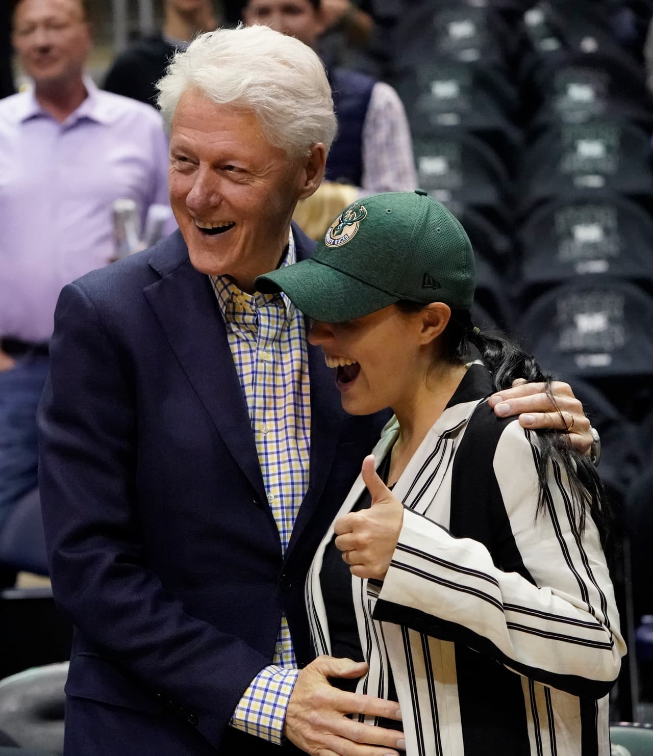 El expresidente Bill Clinton se robó la atención en el BMO Harris Bradley Center.
