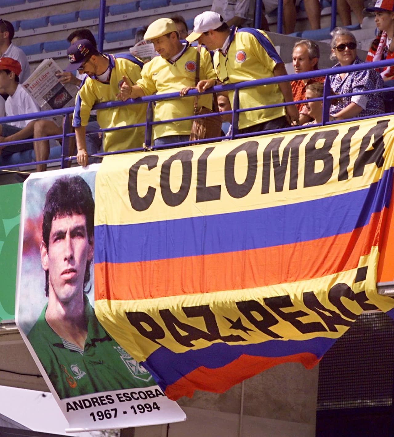 El acto de violencia dejó una huella triste en el fútbol, una que en las tribunas sirvió para rendir homenaje al defensa colombiano.