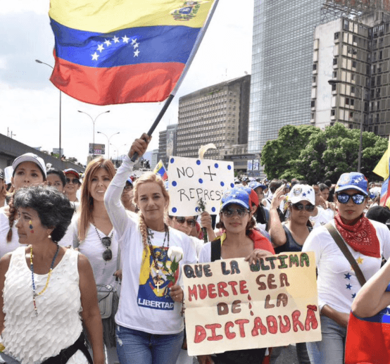 Lilian Tintori, esposa del líder opositor Leopoldo López, y ha sido campeona nacional de kitesrufing.