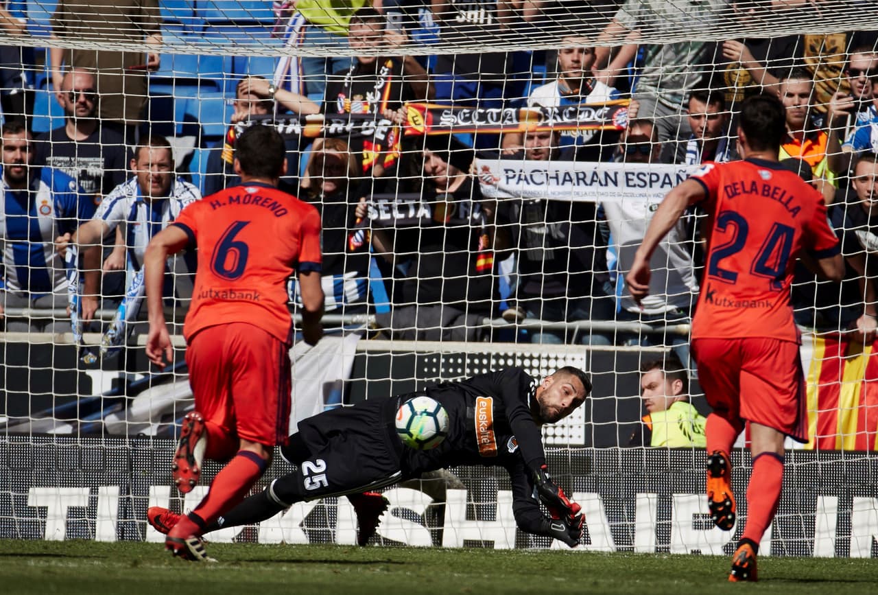 Al minuto 27 del segundo tiempo, el juez sancionó penalti de Miguel Ángel Moya sobre Gerard Moreno. El afectado cobró y el arquero atajó.