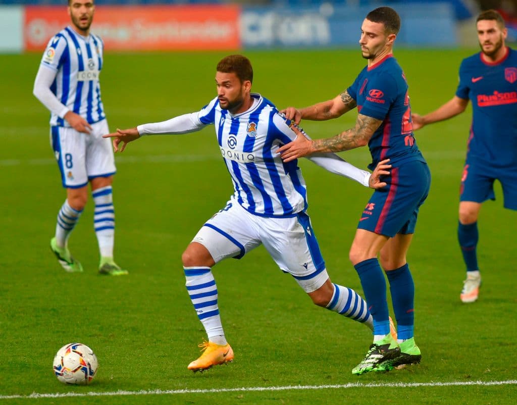 El conjunto colchonero sacó un importante resultado en Anoeta y ya aventaja seis unidades a los de Barrenetxea. | Mario Hermoso Canseco (49’) y Marcos Llorente (74’) hicieron los tantos para la victoria de los del ‘Cholo’ que cerrarán el año recibiendo al Getafe.