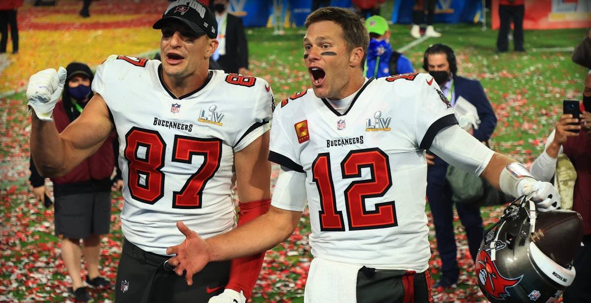 Los Patriots felicitan a Brady y Gronk por ganar el Super Bowl