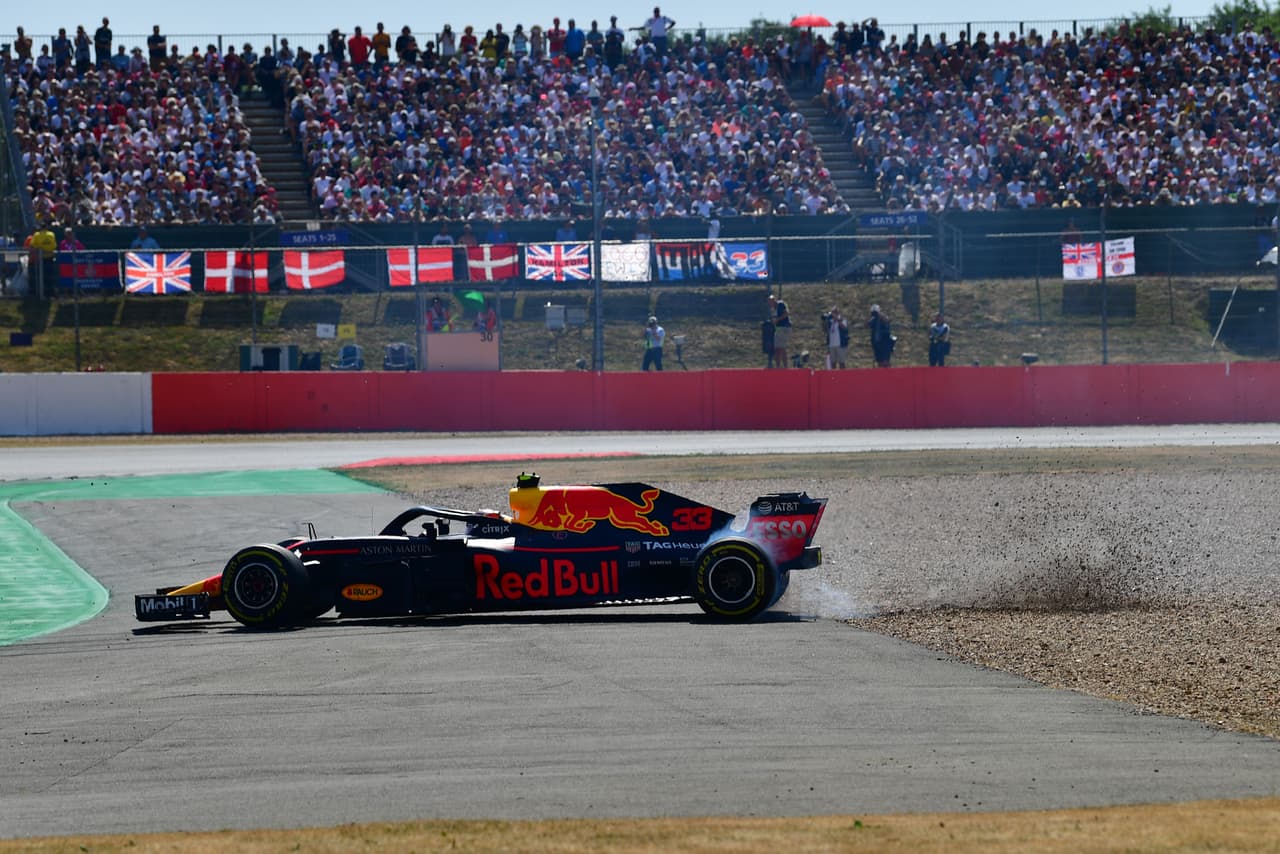 El piloto holandés de Red Bull Racing, Max Verstappen, fue otro de los que sufrió en la pista durante la competencia.