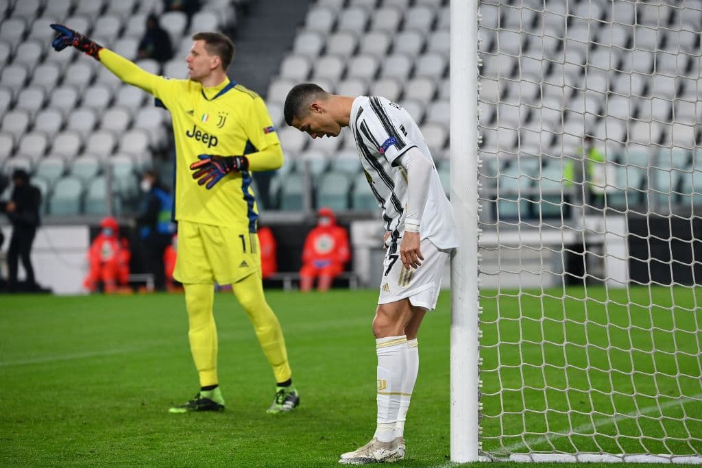 La Juventus golea al Dinamo de Kiev 3-0. Con goles de Federico Chiesa, Cristiano Ronaldo y Álvaro Morata. La árbitro Stéphanie Frappart se convierte en la primera mujer en pitar un partido de la Champions League.