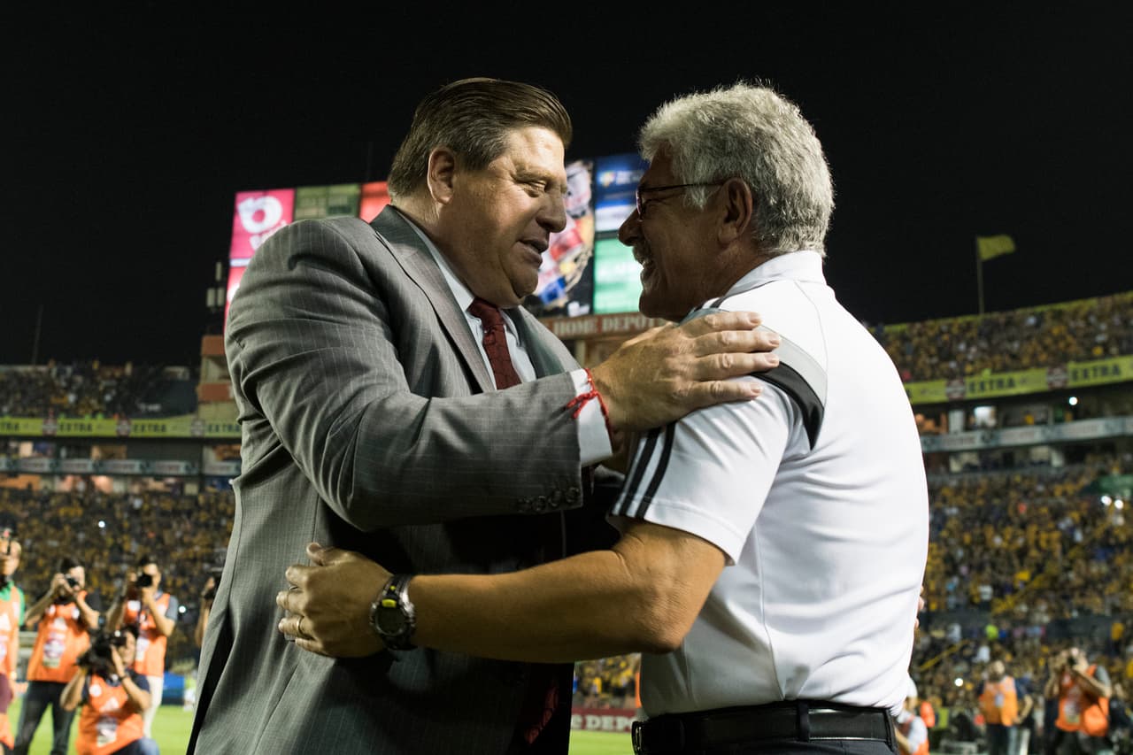 Miguel Herrera y Ricardo Ferretti antes del encuentro