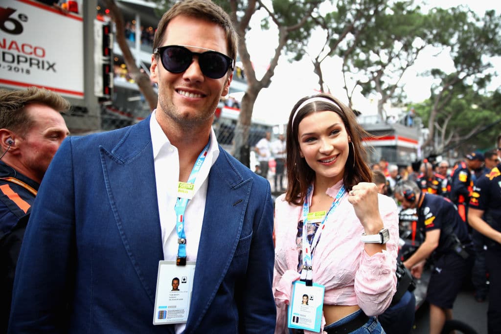 Tom Brady, quarterback de los New England Patriots, y la súpermodelo Bella Hadid, posan en medio del evento más glamoroso de la Fórmula 1: el Gran Premio de Mónaco, la sexta fecha del calendario.