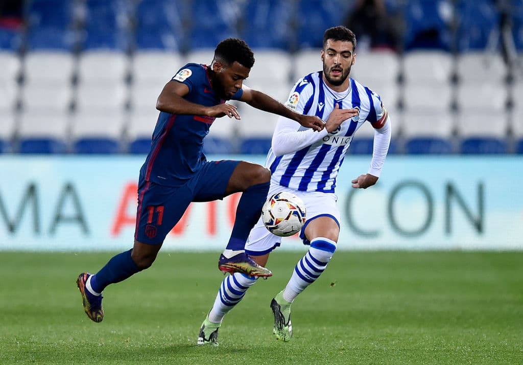 El conjunto colchonero sacó un importante resultado en Anoeta y ya aventaja seis unidades a los de Barrenetxea. | Mario Hermoso Canseco (49’) y Marcos Llorente (74’) hicieron los tantos para la victoria de los del ‘Cholo’ que cerrarán el año recibiendo al Getafe.