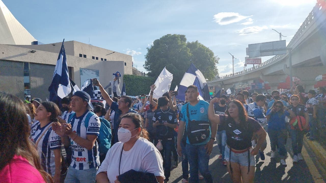 Fans de Atlas y Pachuca llegaron desde varias horas antes al Estadio Hidalgo para poner el ambiente y el color de cara a la Gran Final del Grita México C22 que entregará un Bicampeón o un nuevo monarca de Liga MX.
