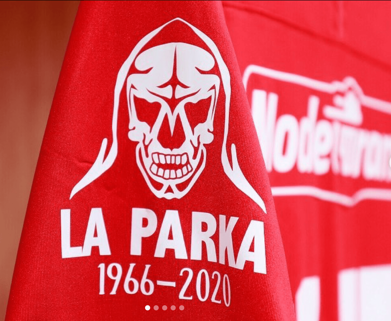 El día de hoy en el Estadio Nemesio Diez, se realizó un pequeño homenaje a un grande de la lucha libre nacional. El equipo portó en su playera la imagen de quien fue fiel seguidor de los Diablos y siempre mostró su afición por el equipo de sus amores. Descansa en paz, Parka.